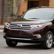 Передний бампер в цвет кузова Toyota HighLander XU40 (2010-2013) рестайлинг